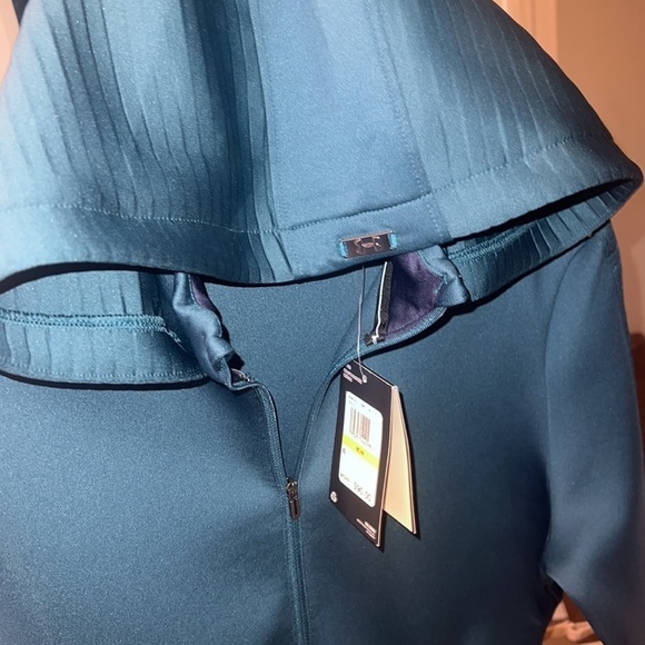 UNDER AMOUR FITTED JACKET SIZE MEDIUM. Blue Note/Metallic Silver Jacket - Picture 7 of 7